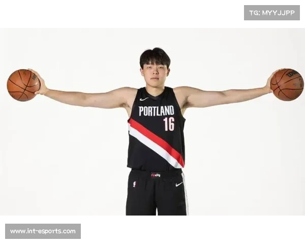 杨瀚森随开拓者出征多伦多,客场之旅首战猛龙